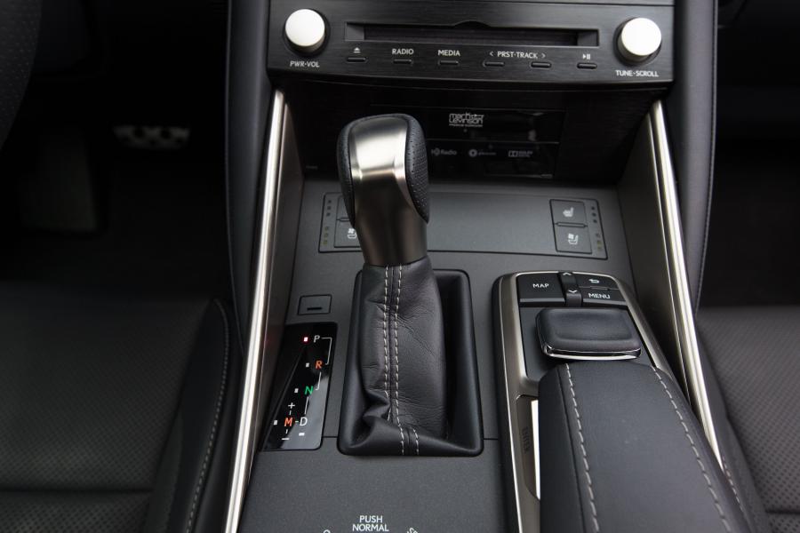 Детали интерьера Lexus IS200t F-Sport 2016 года  (NA) (фото 19 из 27)